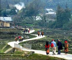 Khách du lịch cùng đồng bào dân tá»™c tham gia nhảy sạp tại nhà cá»™ng đồng Tả Phìn